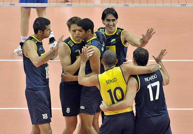 Jogadores da seleção brasileira comemoram vitória sobre a Finlândia