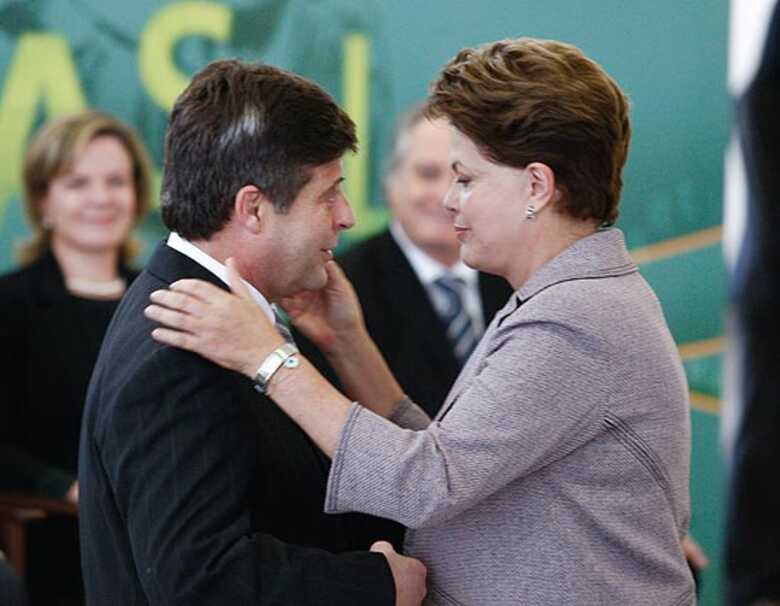 Mendes Ribeiro com a presidente Dilma Rousseff na posse dele no Ministério da Agricultura em agosto de 2011