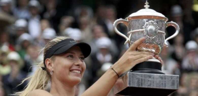 Maria Sharapova exibe conquista de Roland Garros