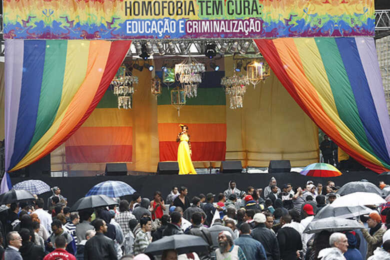 Transformista canta em palco da 12ª Feira Cultural LGBT, no vale do Anhagabaú, na região central de São Paulo