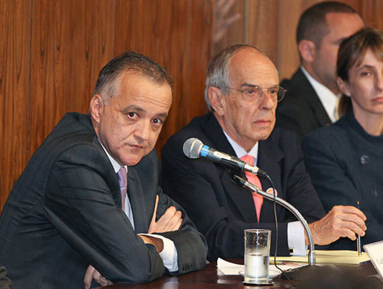 Cachoeira ao lado do advogado Márcio Thomaz Bastos durante depoimento à CPI no Congresso