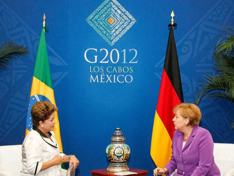 A presidenta do Brasil, Dilma Rousseff conversa com a chanceler alemã Angela Merkel em reunião do G20