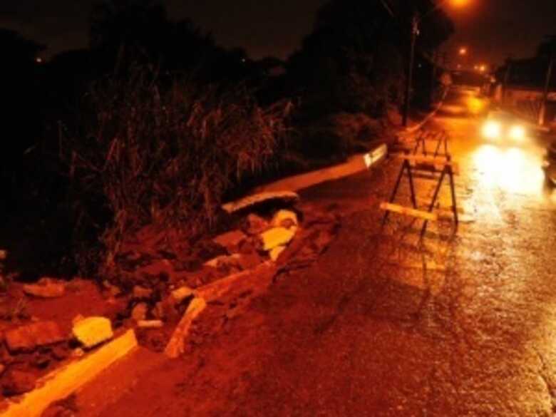 Veículos passam pelo local, para desviar, tem que passar pela pista contrária