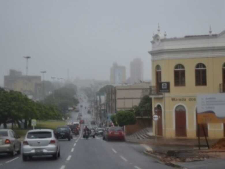 Campo Grande amanhece com garoa fina e temperatura mínima na madrugada foi de 15°C.