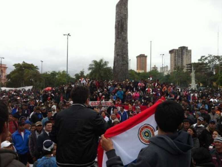 Paraguaios fazem manifestação em dia decisivo para o futuro político de Fernando Lugo