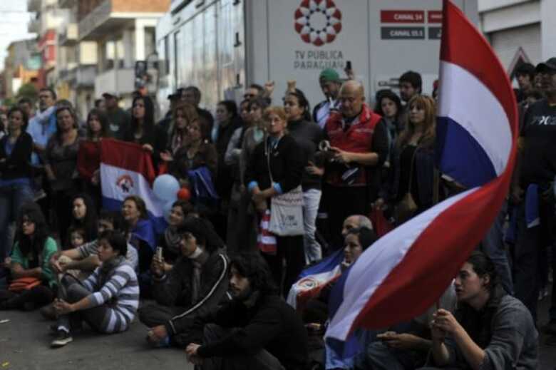 Assunção - Simpatizantes do ex-presidente do Paraguai, Fernando Lugo, fazem protesto contra seu impeachment em frente à sede da TV Pública, no centro da capital