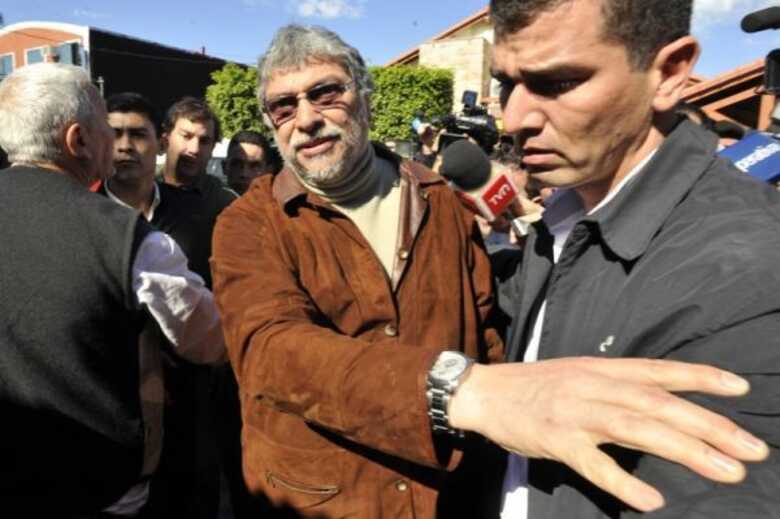 Assunção - O ex-presidente do Paraguai Fernando Lugo reitera que foi alvo de um golpe de Estado e faz um apelo para que os paraguaios reajam com manifestações pacíficas