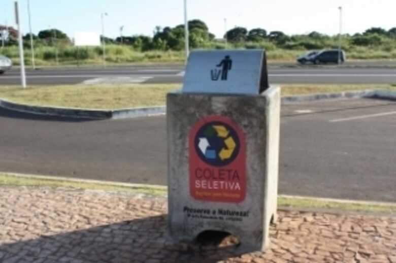 O modelo de lixeira ecológica é produzida a partir do composto extraído da borracha de pneus.