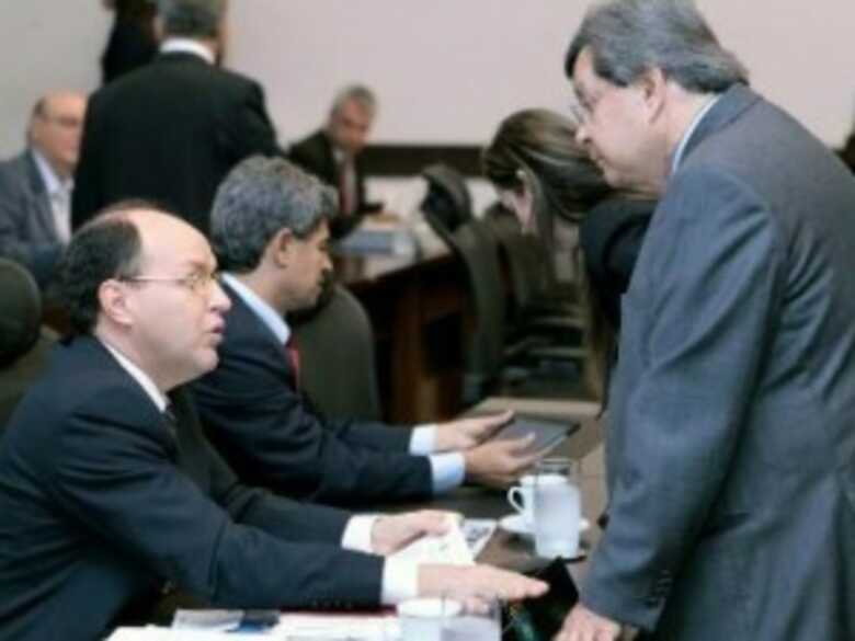 Deputado Junior Mochi (à esquerda) diz que LDO tem que ser aprovada antes do recesso parlamentar.