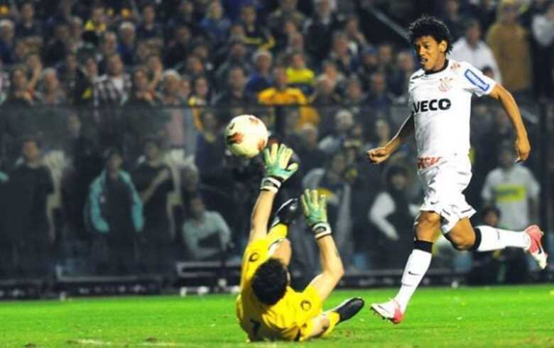 Romarinho marca gol do Corinthians contra o Boca na Bombonera