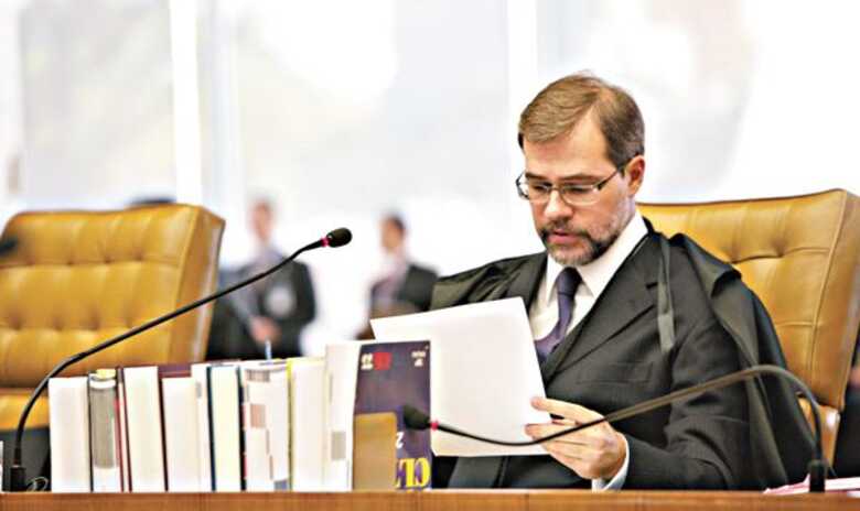 O ministro Antônio Dias Toffoli desempatou o julgamento que estava empatado em três votos reconsiderando a sentença do próprio TSE