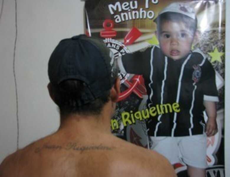 Torcedor do Corinthians tatua Riquelme nas costas, situação inusitada faz Rodrigo sofrer com sarro dos amigos