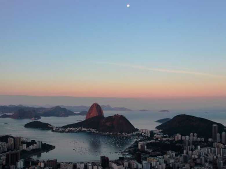 Imagem aérea da Cidade Maravilhosa: interação entre a beleza natural e a população carioca rendeu o título de Patrimônio Mundial, concedido pela Unesco, em votação unânime
