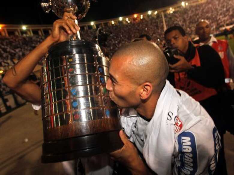 Emerson beija o troféu da Libertadores: mais uma vez decisivo