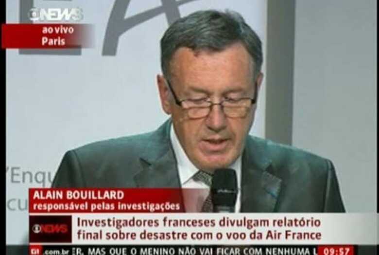 Alain Bouillard, do BEA, apresenta o relatório final sobre o acidente do voo 447 nesta quinta-feira (05) em Paris
