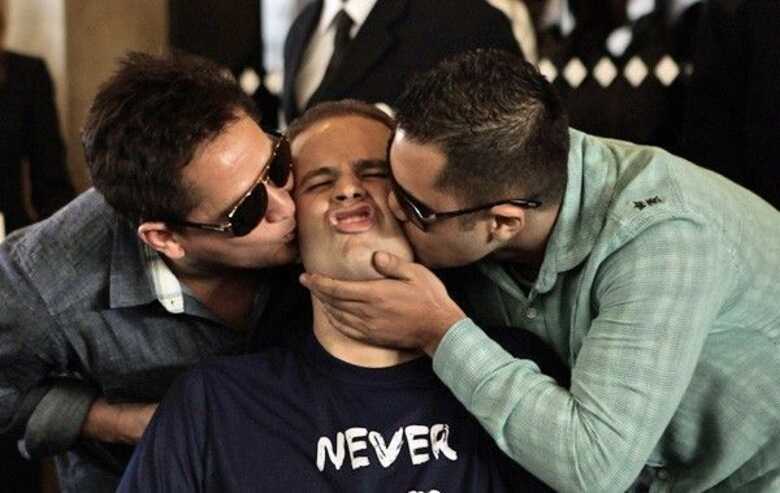 Pedro ganha beijo do pai e do primo ao deixar o hospital nesta segunda (09).
