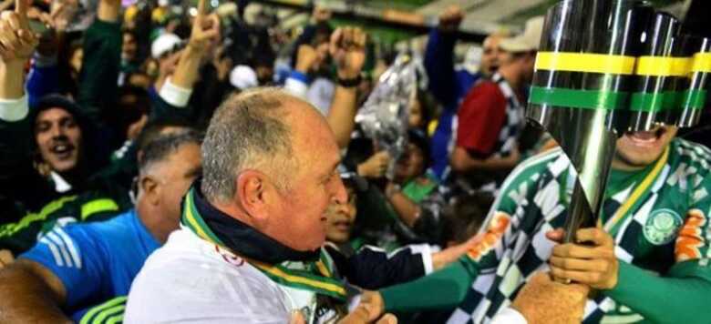 Felipão, emocionado, carrega taça da Copa do Brasil.