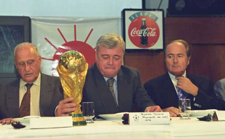 João Havelange, então presidente da Fifa, ao lado de Ricardo Teixeira, então presidente da CBF, e Joseph Blatter, secretário-geral da entidade, no Rio.