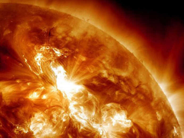 Imagem da NASA mostra erupção no hemisfério nordeste do Sol