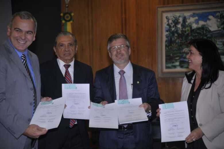 O presidente da Câmara dos Deputados, Marco Maia, assina atos referentes a lei de transparência, participam do ato os deputados, Julio Delgado, Inocêncio Oliveira e Rose de Freitas.