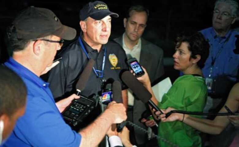 Chefe da Polícia de Aurora fala com jornalistas após ataque que matou 12 nesta sexta (20)