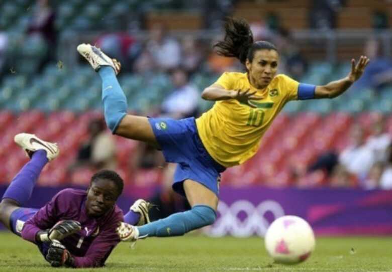 Marta marcou dois gols na estreia brasileira.