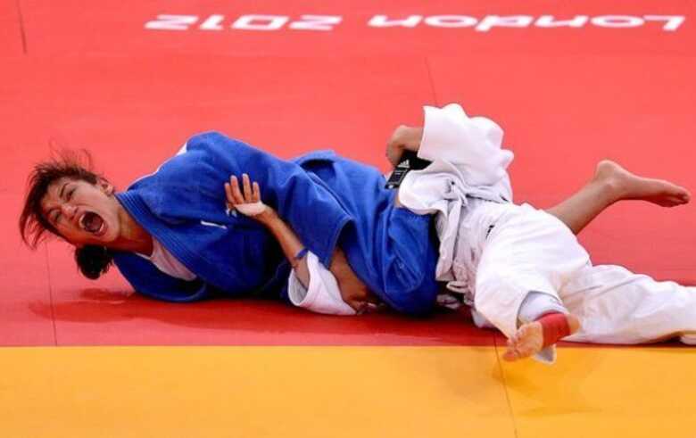 Sarah Menezes vibra ao conseguir pontuar contra Alina Dumitru na final olímpica