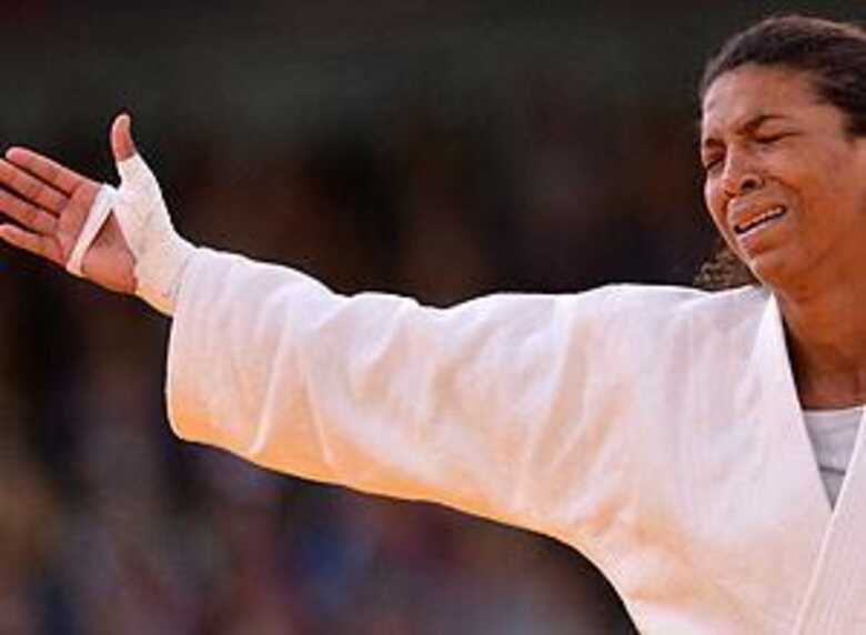 A judoca Rafaela Silva chora ao ser desclassificada