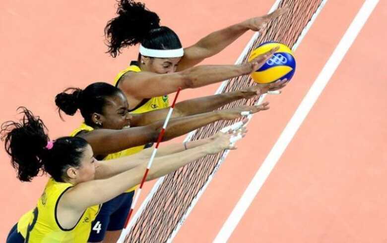 Sheilla, Fabiana e Paula no bloqueio: seleção brasileira respira com vitória sobre a China