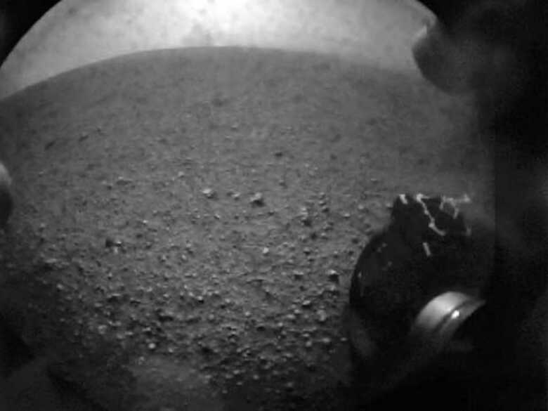 Primeira imagem feita pelo Curiosity mostra a roda do jipe sobre Marte