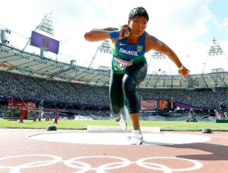Geisa Arcanjo arremessa: brasileira de 20 anos chega à final olímpica do arremesso de peso