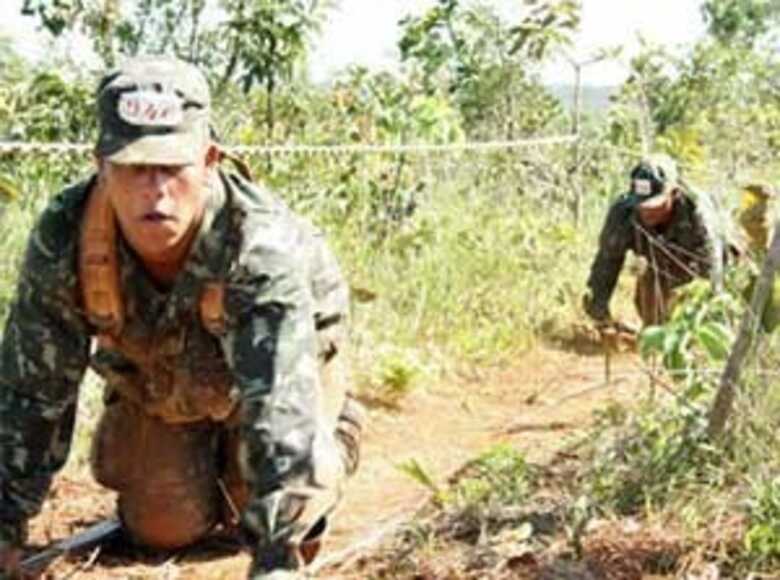 Soldados recrutas fazem teste de resistência em treinamento no Exército