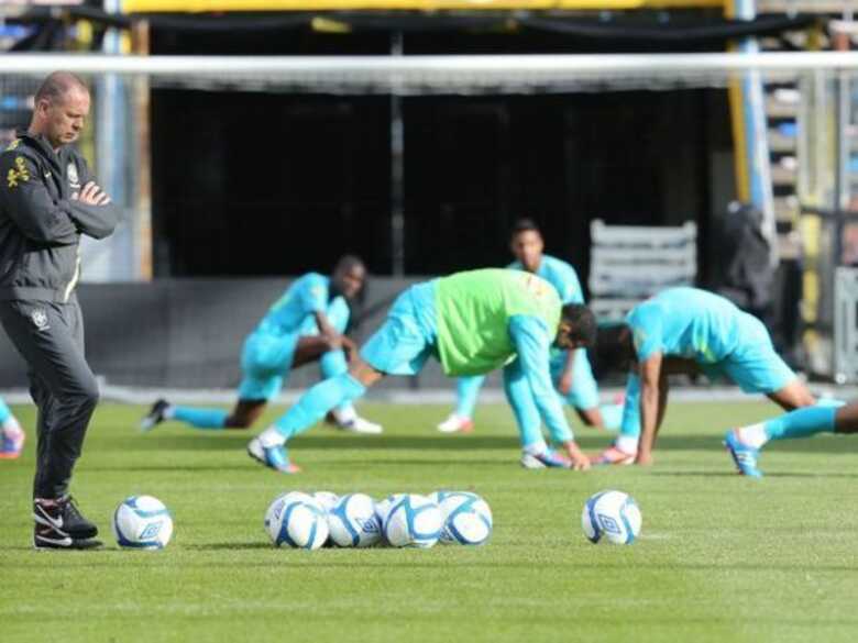 Pressionado no cargo, Mano Menezes encara jogo histórico como chance de sobrevida na Seleção.