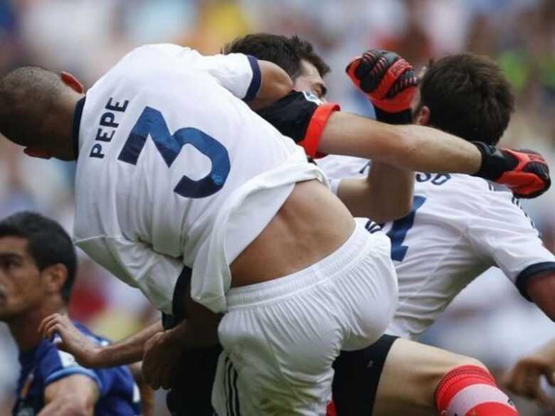 Além de machucar o zagueiro, o lance originou o gol do Valencia.