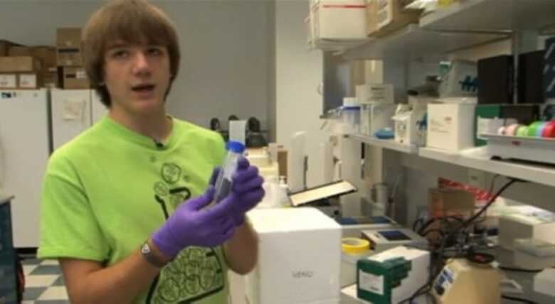 Aos 15 anos, Jack Andraka já trabalha em laboratórios.