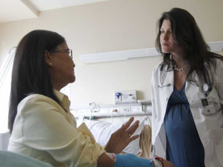Sarah K. Browne, à direita, conversa com Kim Nguyen, paciente do Instituto Nacional de Saúde.