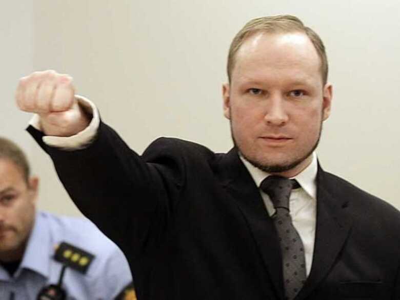 Anders Behring Breivik faz uma saudação característica ao chegar à sala do Tribunal de Oslo.