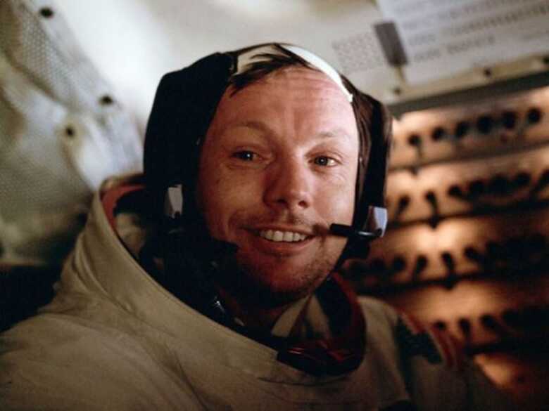 Armstrong no módulo lunar Eagle, após pouso na Lua.