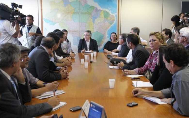 O secretário de Relações do Trabalho do Ministério do Planejamento, Sérgio Mendonça (centro), se reúne com representantes dos servidores federais em greve: impasse segue.
