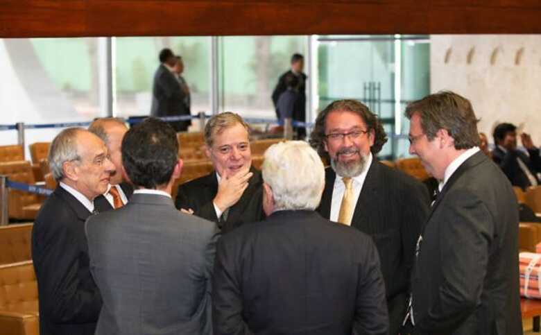 Advogados de réus do mensalão conversam no plenário do Supremo Tribunal Federal (STF).