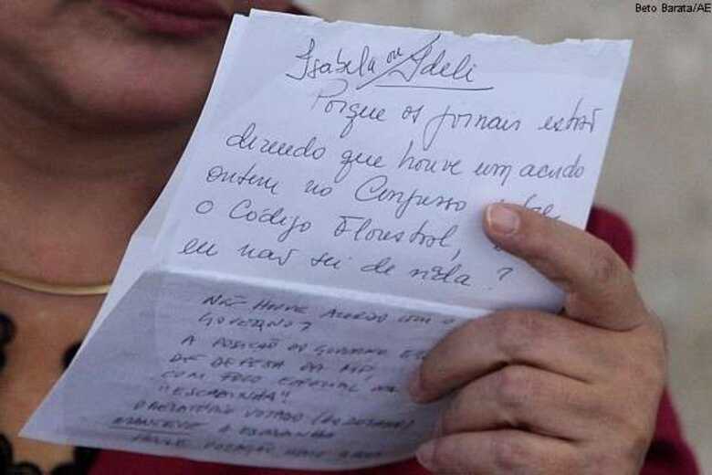 Detalhe do bilhete que a presidenta leu que havia sido trocado com ministras durante reunião no Palácio do Planalto.