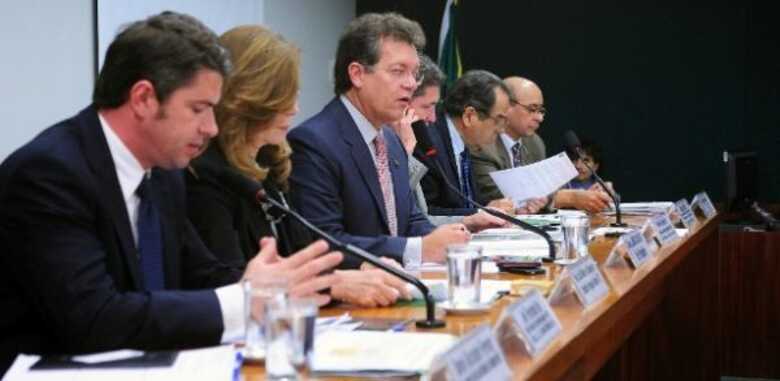Alguns empresários e deputados são contra o programa de voluntários da Copa. Para eles, a Fifa deveria contratar trabalhadores. 