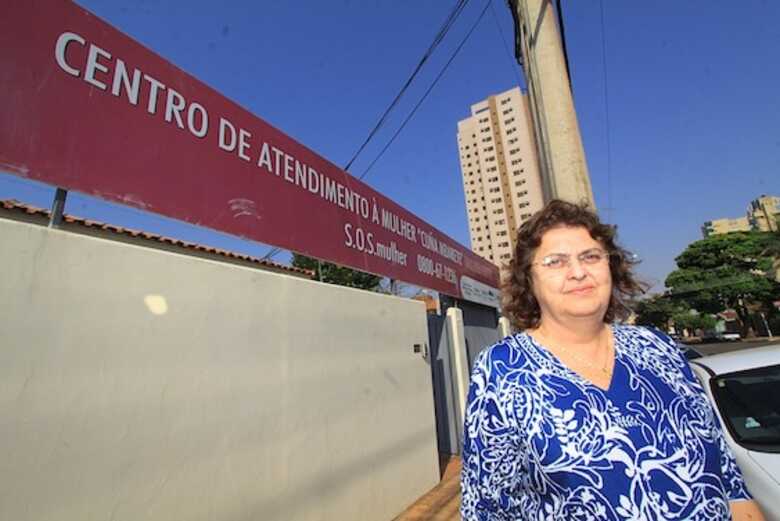A subsecretária da Mulher e da Promoção da Cidadania, Tai Loschi, em frente à nova sede.