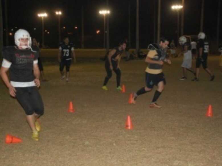 Jogadores do Gravediggers treinam à noite para a partida contra o Botafogo FA no RJ.
