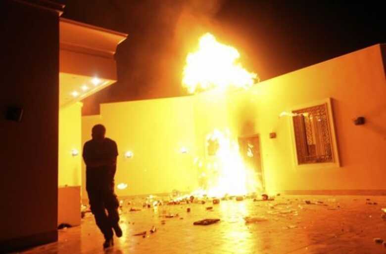 Chamas tomam conta do consulado americano em Benghazi.