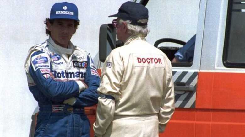 Senna conversa com Sid Watkins depois da morte de Roland Ratzemberger, no GP de San Marino, em Imola, em 30 de abril de 1994. No dia seguinte, o piloto brasileiro morreu na mesma pista.