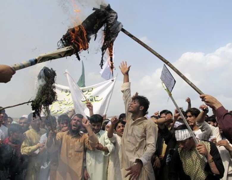 Afegãos queimam figura de Barack Obama em protesto no sudeste de Cabul.