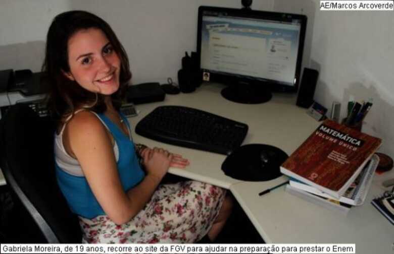 Gabriela Moreira, de 19 anos, recorre ao site da FGV para ajudar na preparação para prestar o Enem.