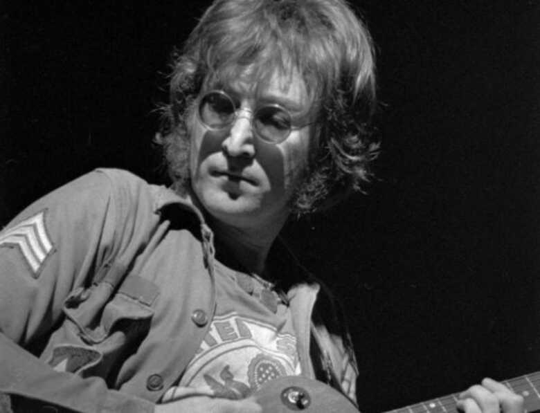 John Lennon, vocalista e guitarrista da banda britânica The Beatles, eleito o maior ícone musical dos últimos 60 anos pela revista "NME"; nenhum de seus parceiros de grupo estão entre os "10 mais".