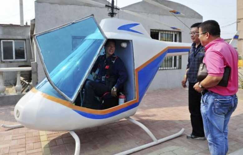 Pesquisadores observam helicóptero criado por Tian Shengying.